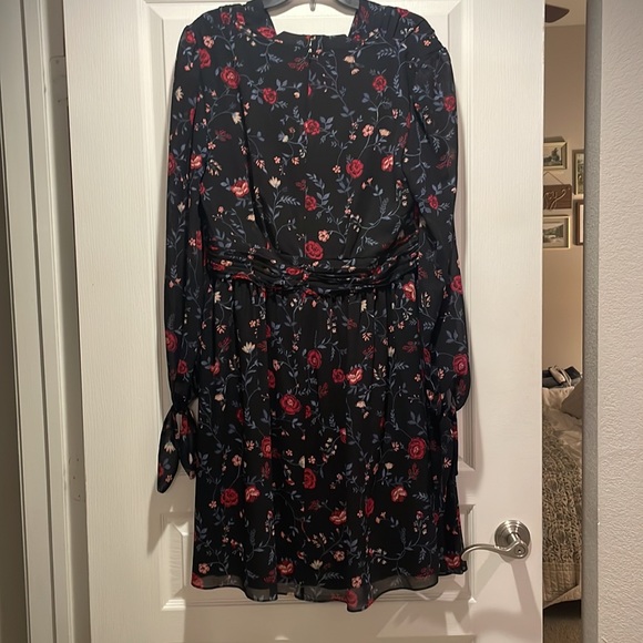 Gal Meets Glam Black Floral Dress - Picture 4 of 4